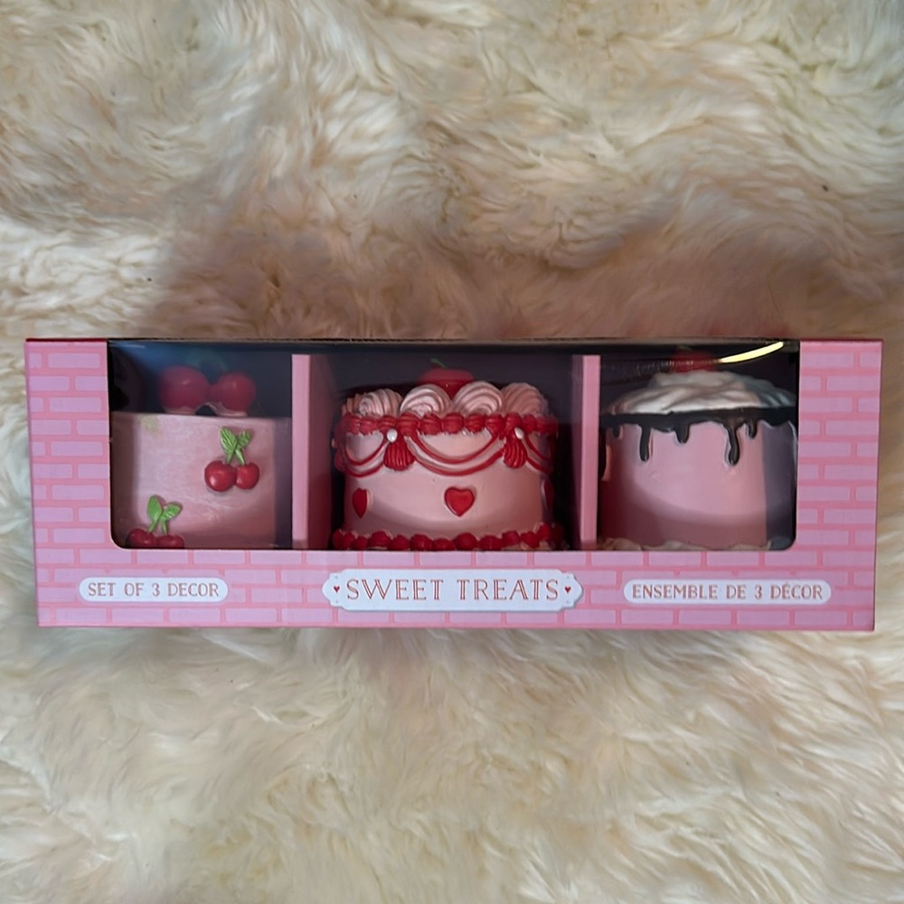 Set of 3 Valentines Day resin faux mini cake decor NIB